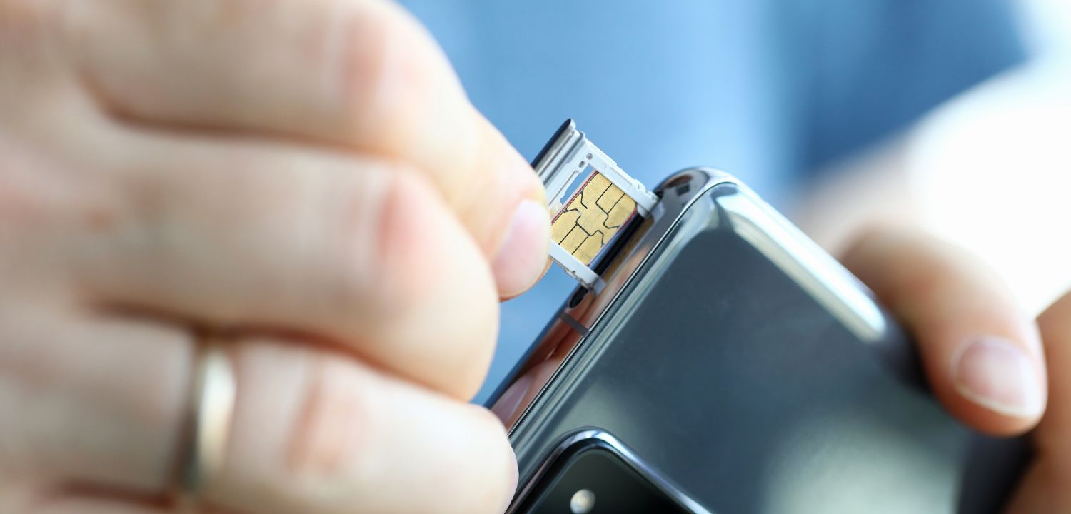 SIM-kort sættes i smartphone