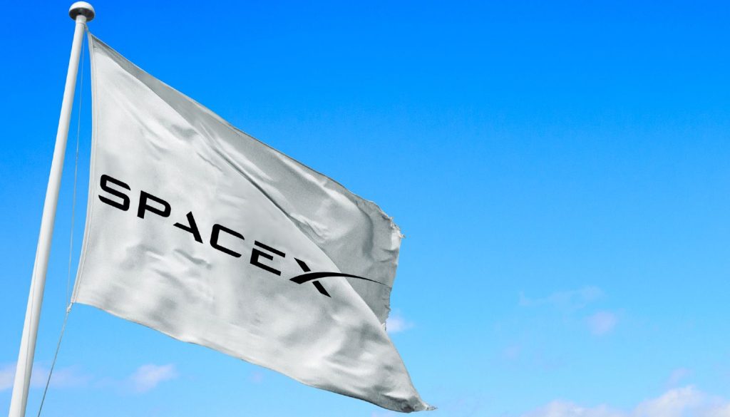 SpaceX flag vejrer på en blå himmel