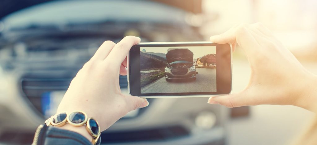 Filmer bil offentligt med smartphome