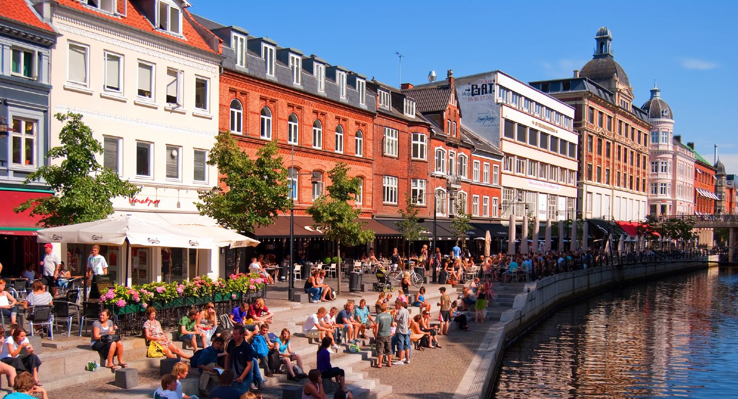 Aarhus kanal med mange mennesker på en solrig sommerdag