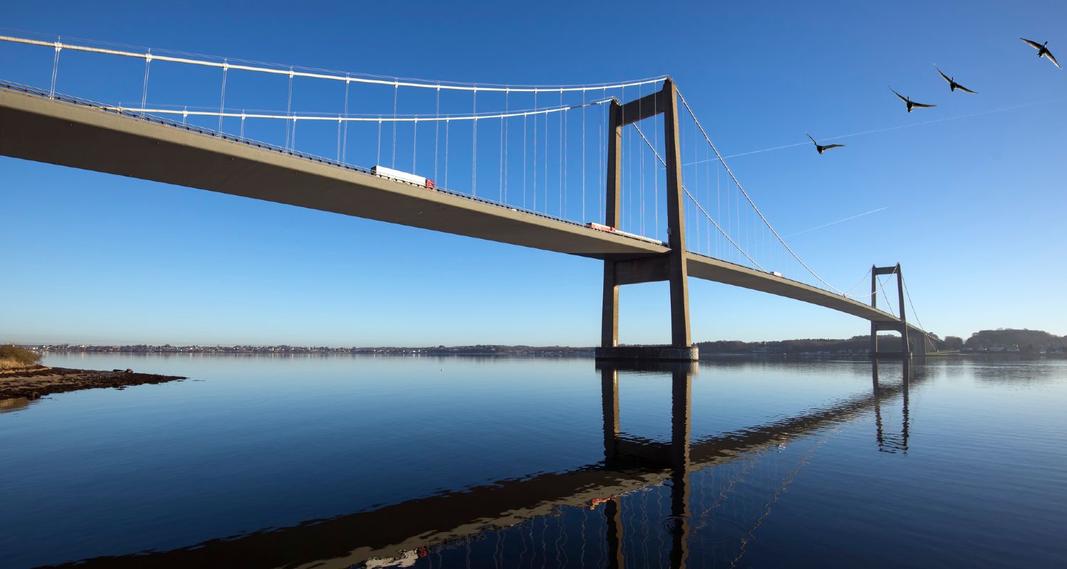 Lillebælt Broen mellem Fredericia og Middelfart med stille vandspejl