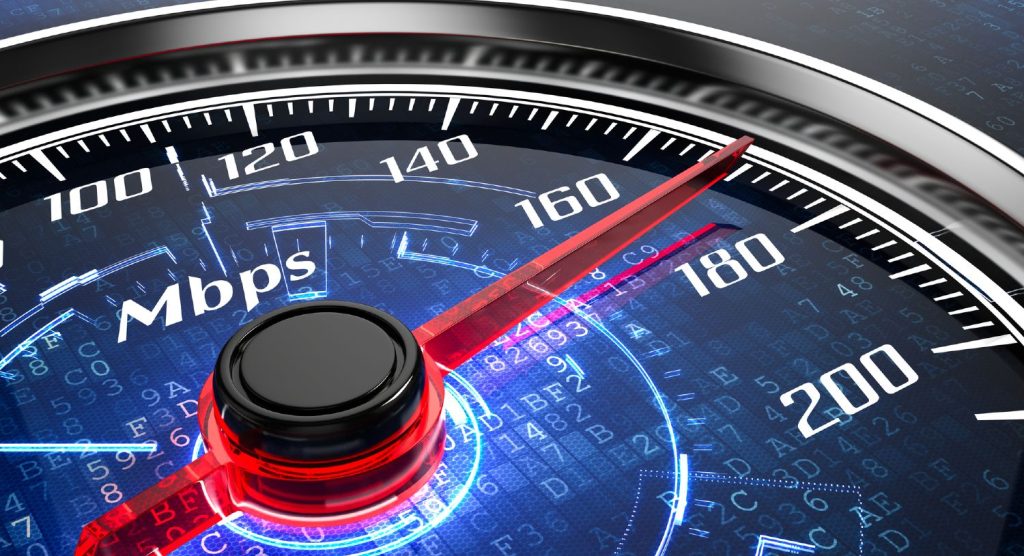 Hastighedstest med rød nål på et speedometer