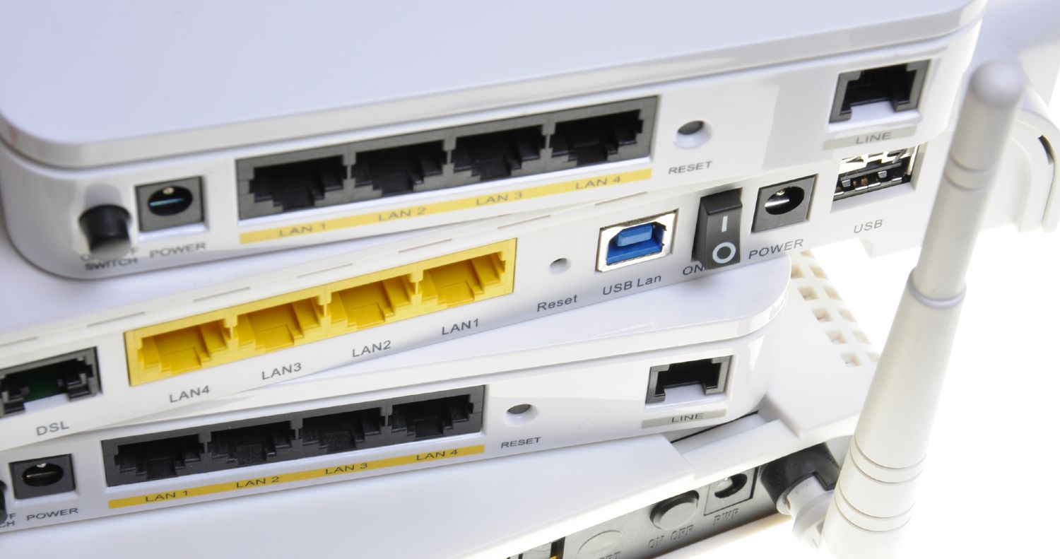 Trådløse routere stablet ovenpå hinanden med forskellige indgange til kabler