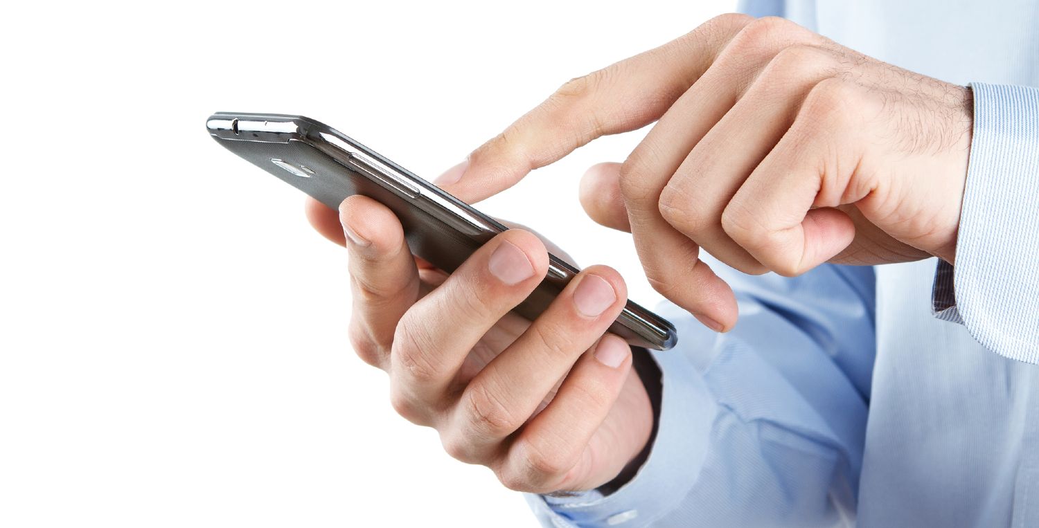 Mand taster nummer på smartphone inden opkald