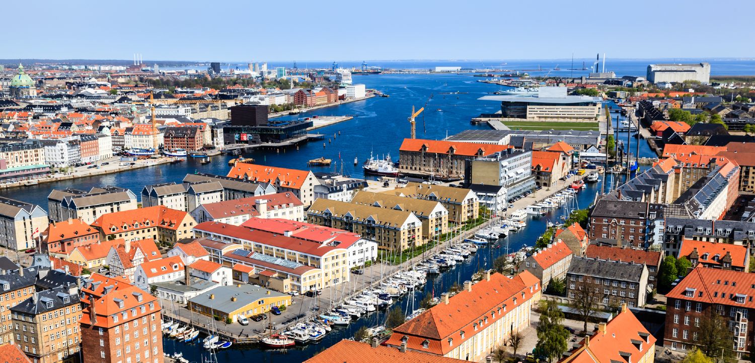 Luftfoto over København med Øresund i baggrunden