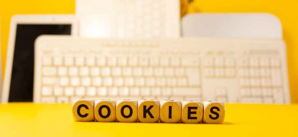 Cookies-terninger med gul baggrund